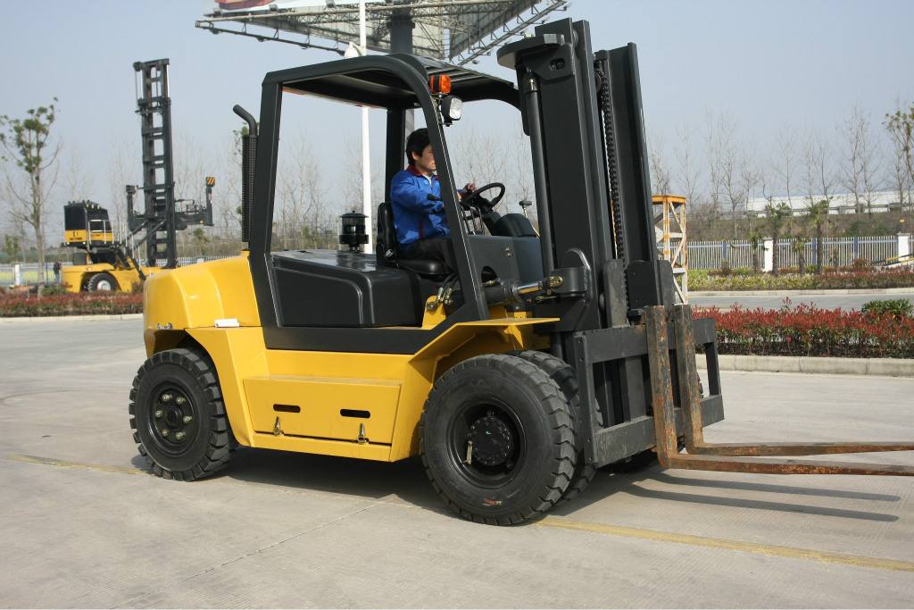 無(wú)錫設(shè)備搬運(yùn)過(guò)程中叉車作業(yè)事故多發(fā)的原因有哪些？
